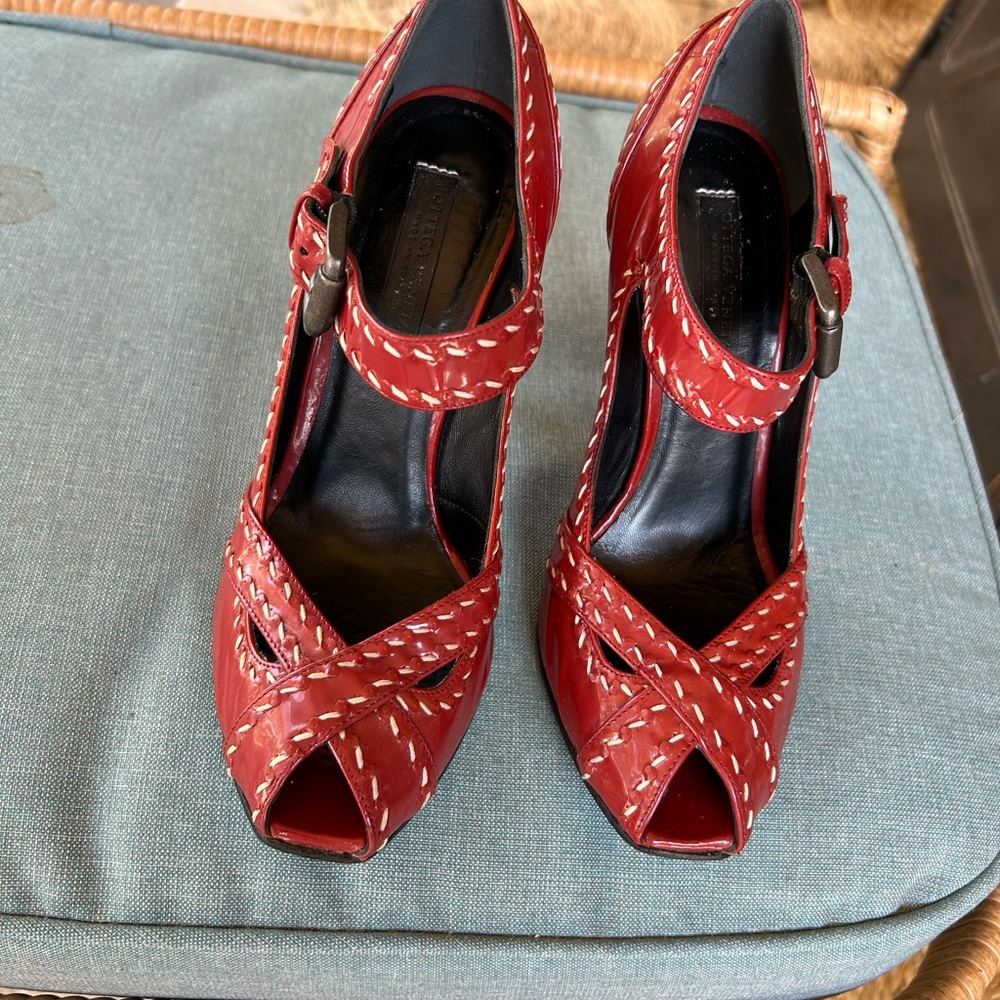 BOTTEGA VENETA Peep toe luxury Patent Leather Red with off white stitc…
